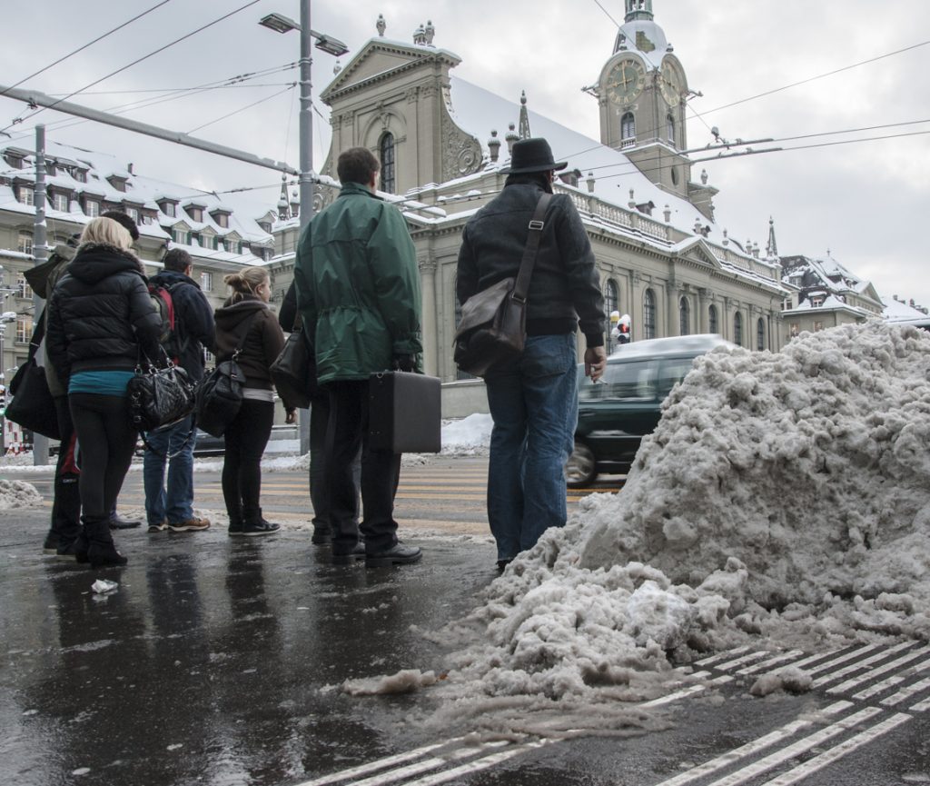 taktile Leitlinien enden im Schnee